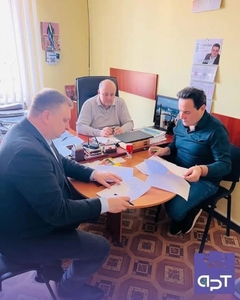 Серйозність намірів показує причілок столу, на якому підписано меморандум. 