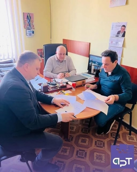 Серйозність намірів показує причілок столу, на якому підписано меморандум. 